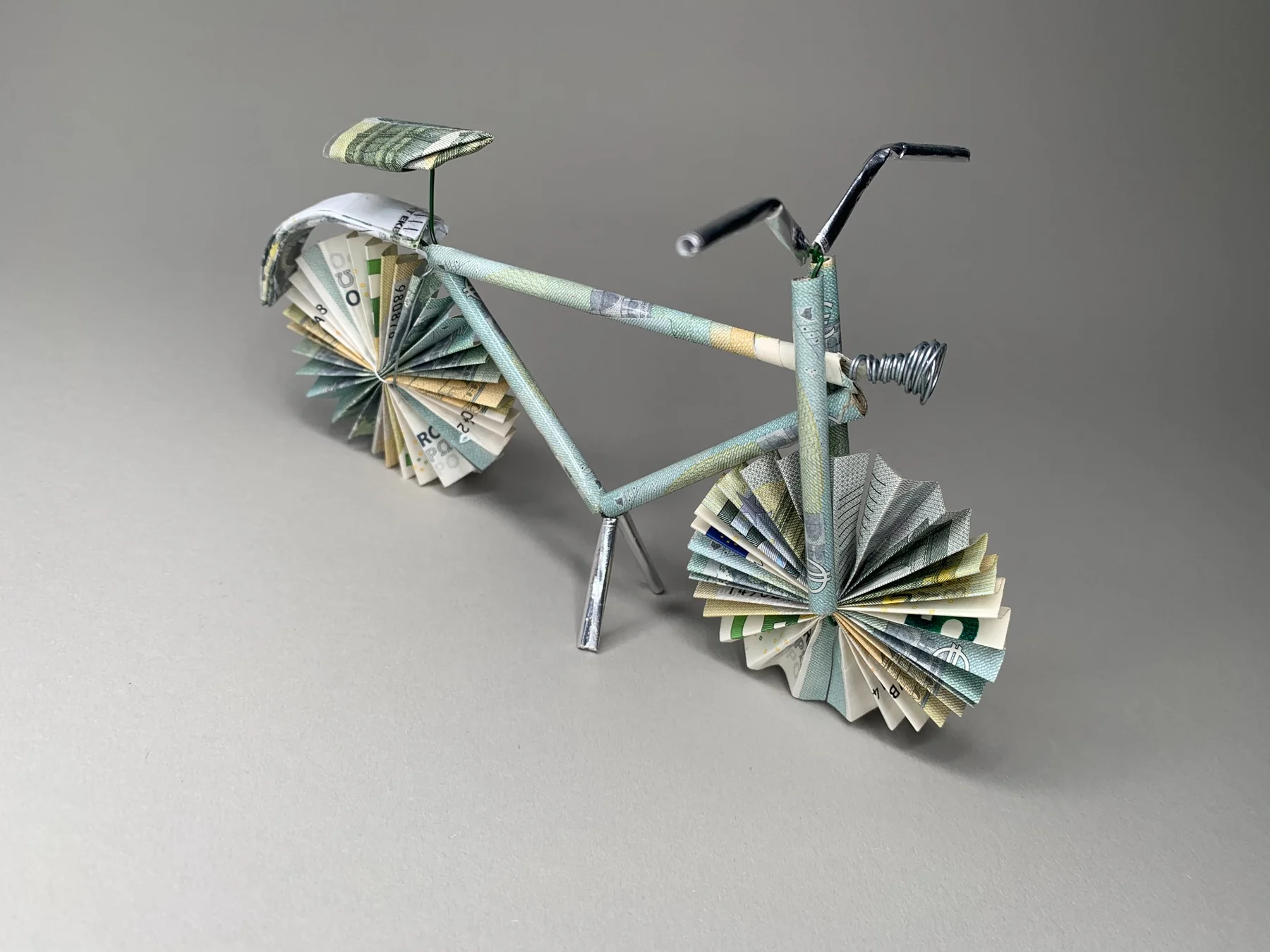 Fahrrad aus Geldscheinen